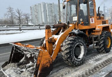 Не убирают снег во дворе: куда жаловаться, чтобы ускорить уборку в Москве