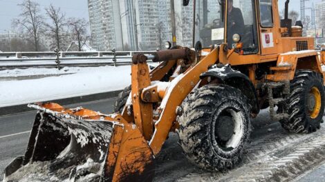Не убирают снег во дворе: куда жаловаться, чтобы ускорить уборку в Москве