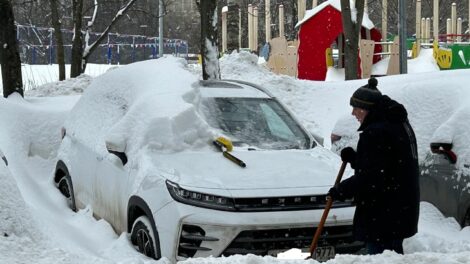 Как откопать машину из снега в Москве зимой 2026 и уехать без пробуксовки